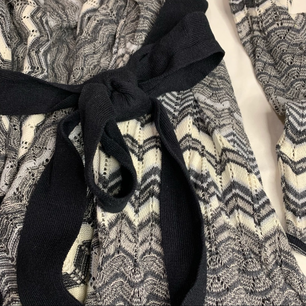 Beautiful New Cardigan by Jennifer Lopez - Picture 2 of 7